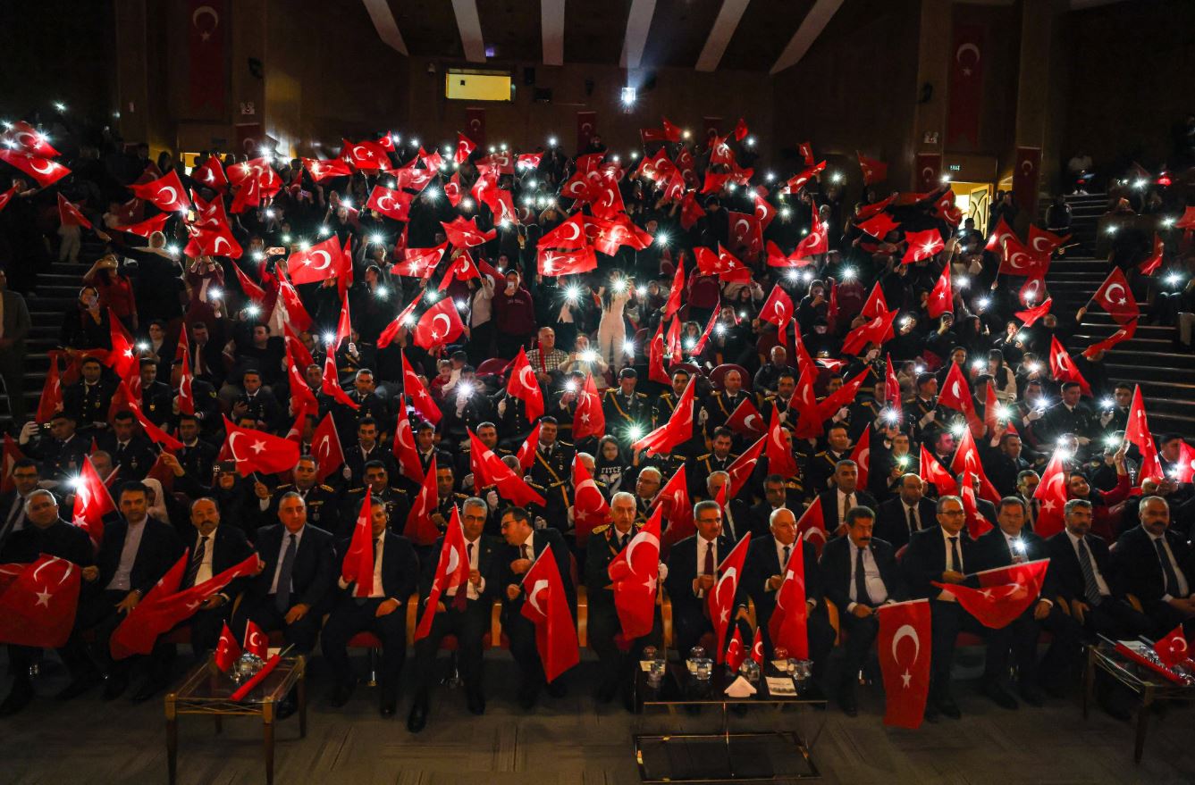 Erzurum’da Cumhuriyet Bayramı kapalı salonda kutlandı